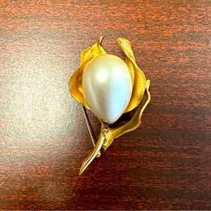 Vintage Marvella large faux pearl flower brooch with gold tone hardware